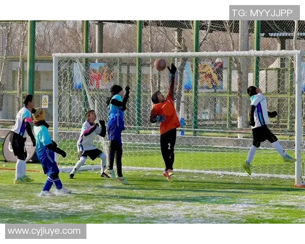 在雪地中奔跑的足球明星们展现冬季运动的激情与魅力